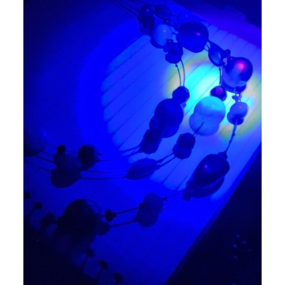 Graduated strand Pearl necklace three strands luminescent faux pearls - Picture 6 of 7